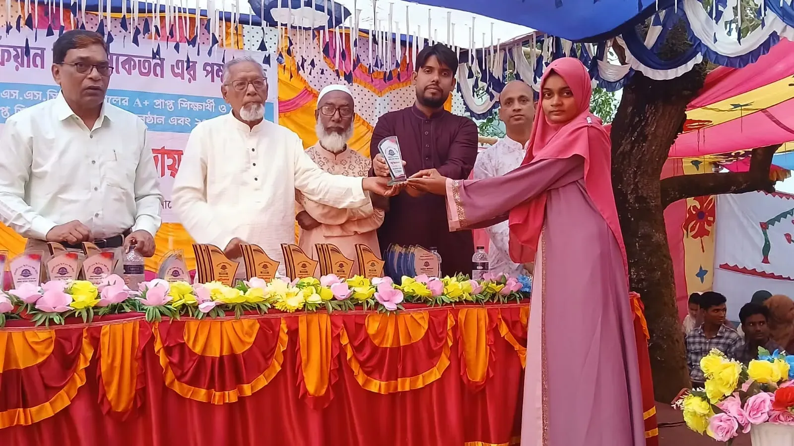 নাচোলে সুফিয়ান বিদ্যানিকেতনে কৃতি শিক্ষার্থীদের সংবর্ধনা ও ক্রেস্ট প্রদান