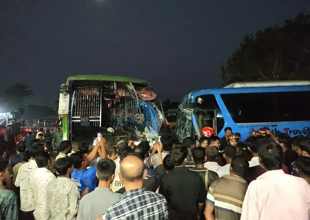 বড়াইগ্রামে দুই বাসের মুখোমুখি সংঘর্ষে নিহত ১, আহত ১৫