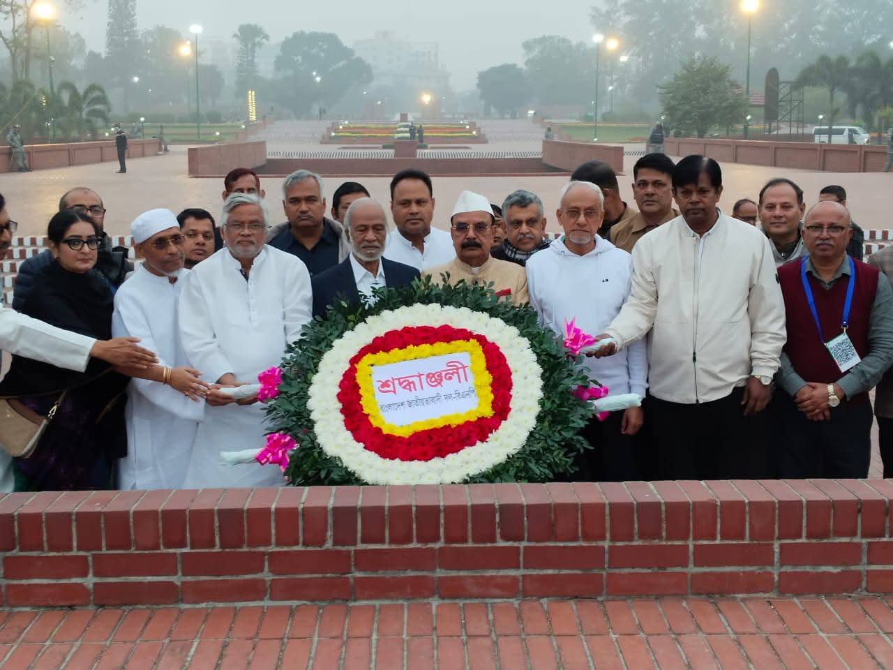 সূর্যাস্তের আগে পৌঁছাতে না পারায় বিকেলে স্মৃতিসৌধে শহীদদের প্রতি বিএনপির শ্রদ্ধা