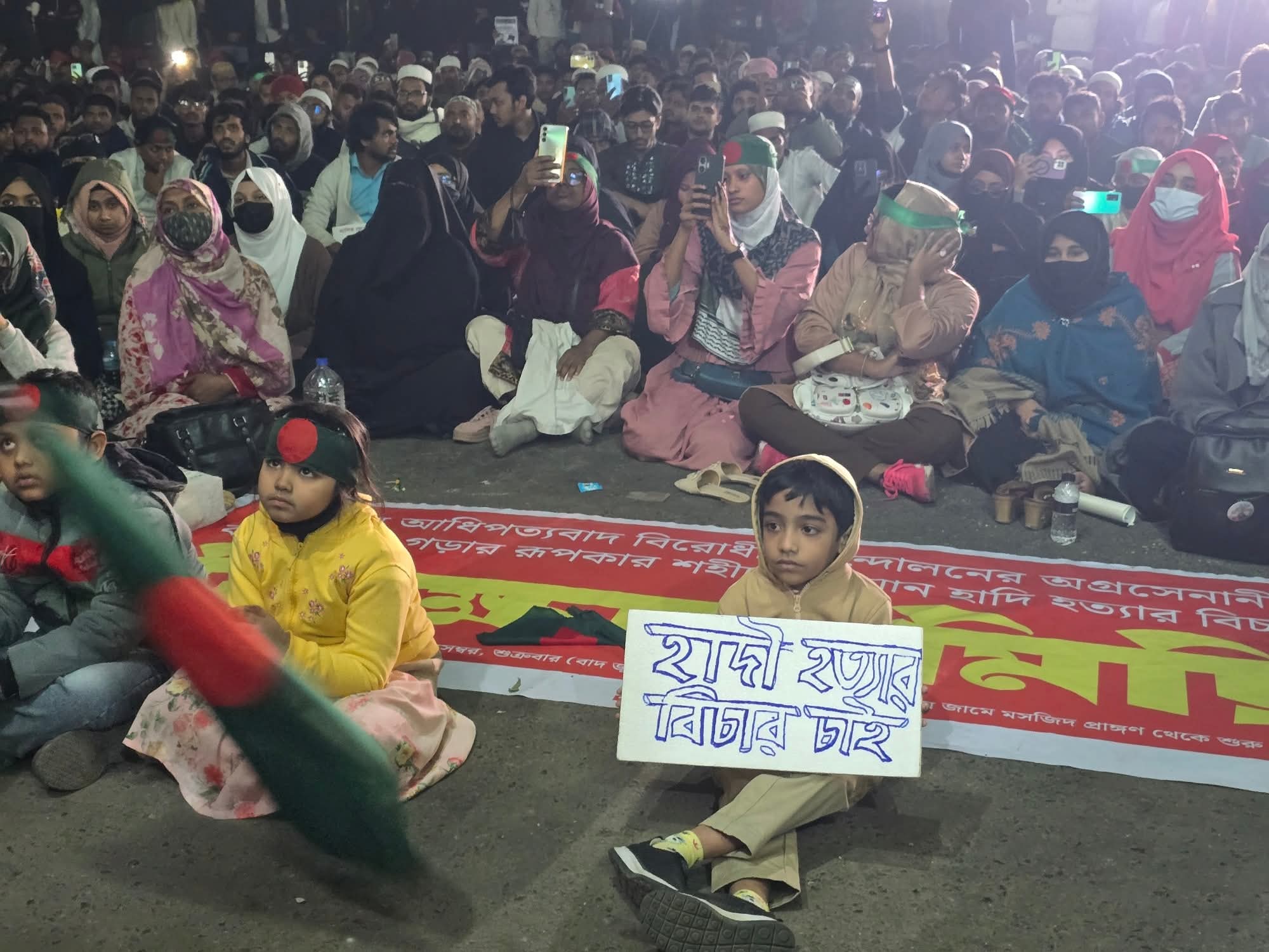 শাহবাগ মোড়ে রাতভর আন্দোলন: হাদি হত্যার বিচারের দাবিতে উত্তাল রাজধানী