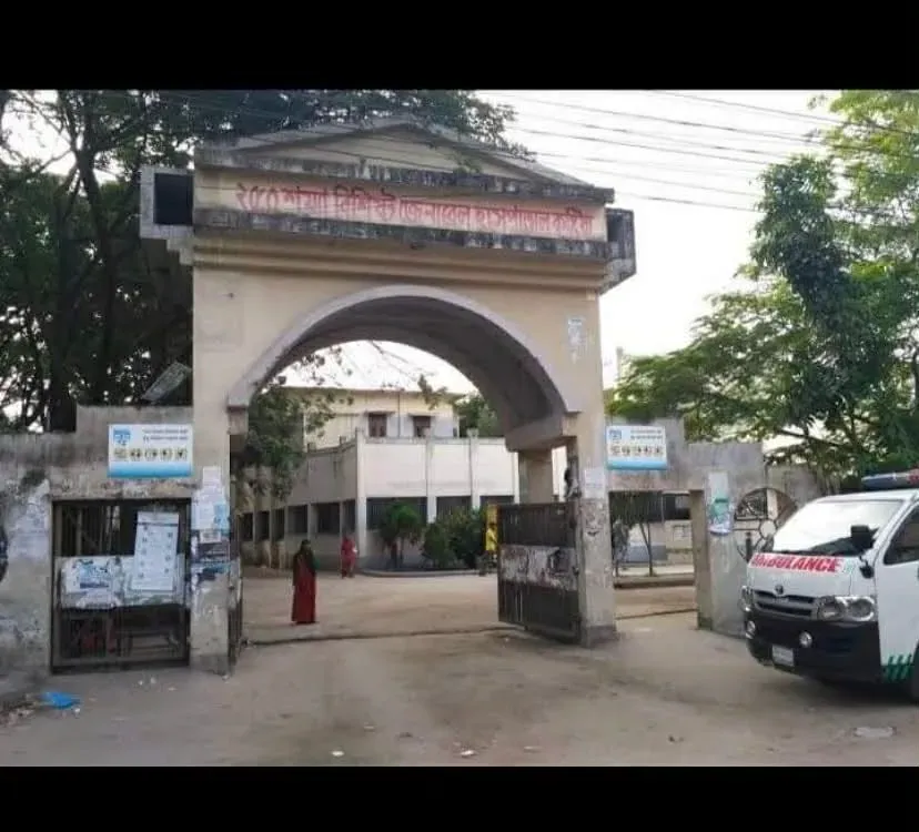 কুষ্টিয়া জেনারেল হাসপাতালে ত্রাহি অবস্থা: শয্যার চেয়ে রোগী তিনগুণ, মেঝেতে চলছে চিকিৎসা।